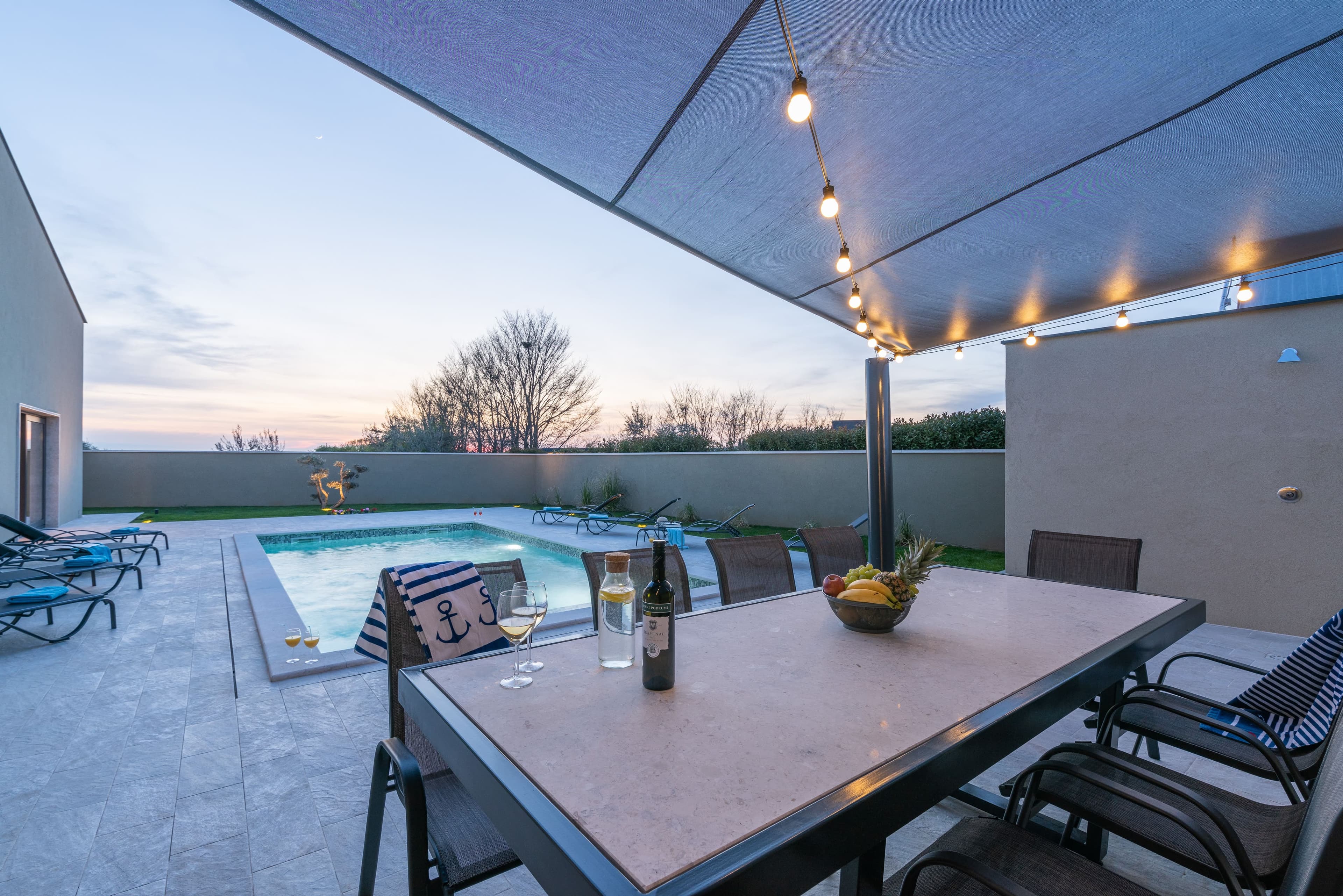 Outer dining table